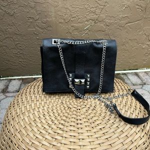 Crosbody black and silver chain bag.